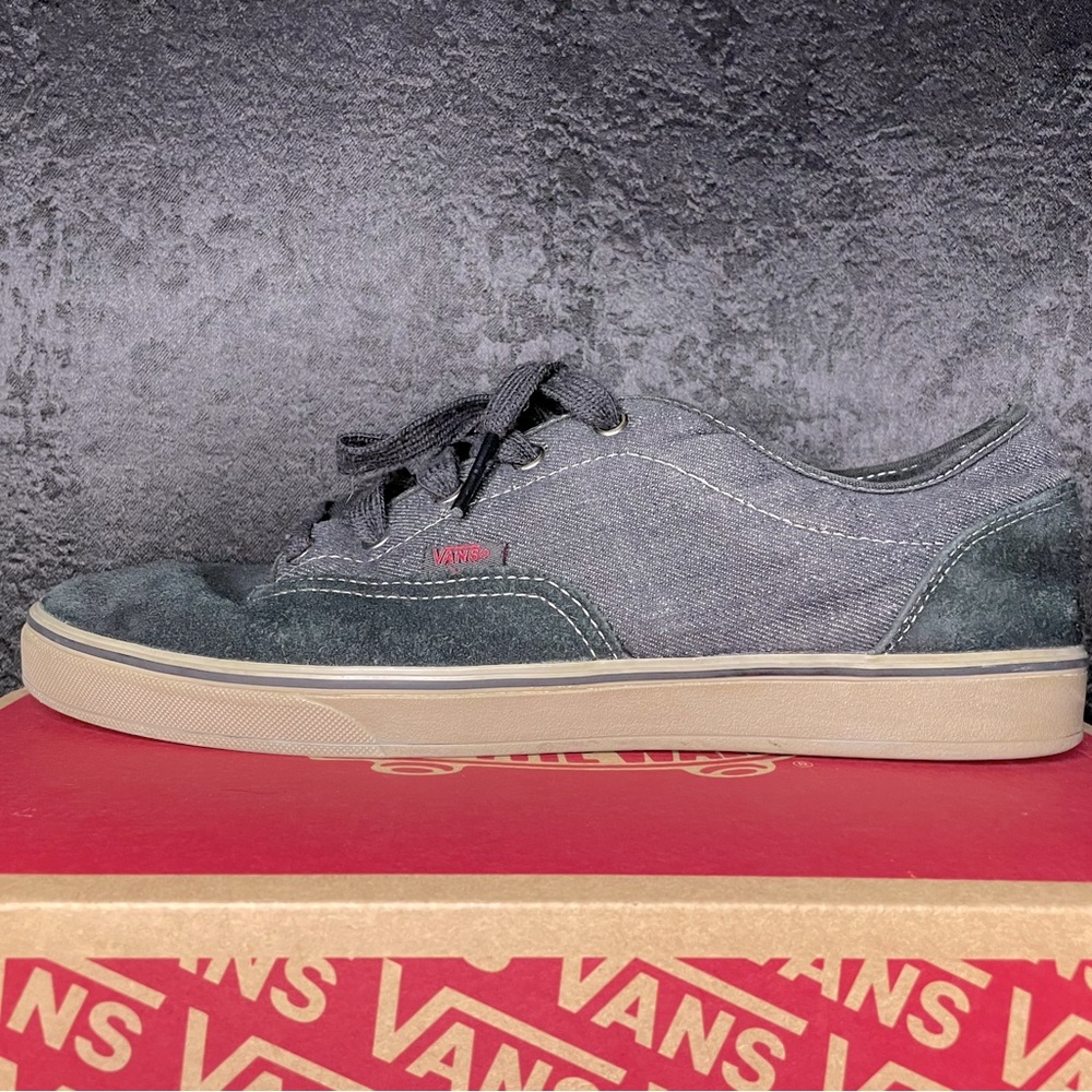 Vans Mens size 11 . DOES NOT COME IN ORIGINAL BOX